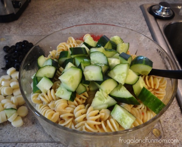https://www.funlearninglife.com/wp-content/uploads/2012/04/Colorful-Pasta-Salad-Made-With-Vegetables-and-Salad-Supreme-Recipe-5.jpg