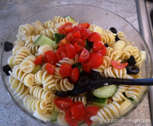 https://www.funlearninglife.com/wp-content/uploads/2012/04/Colorful-Pasta-Salad-Made-With-Vegetables-and-Salad-Supreme-Recipe-7.jpg