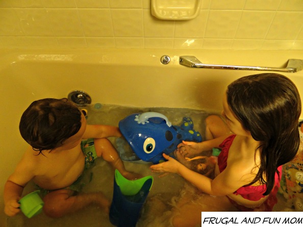 Kids playing with Nuby Sea Scooper