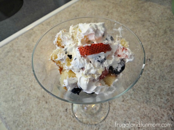 Easy-Red-White-and-Blue-Dessert-Trifle-Simple-Patriotic-DIY-Recipe-8