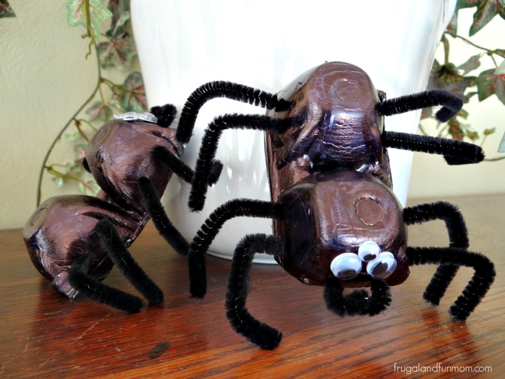 Tutorial Egg Carton Spiders! A Child's EASY Halloween Craft!