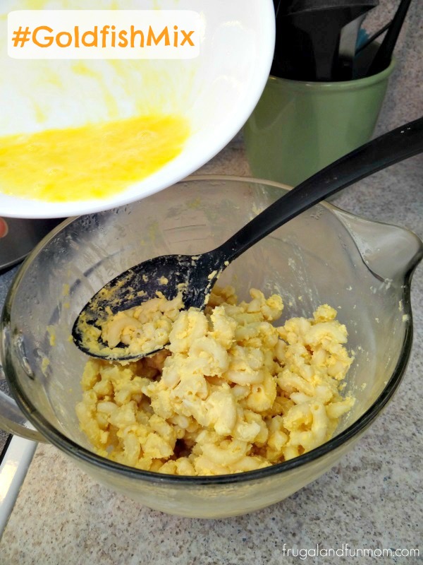 Macaroni and Cheese Muffins Recipe! Fun with Goldfish Crackers! #GoldfishMix #Ad