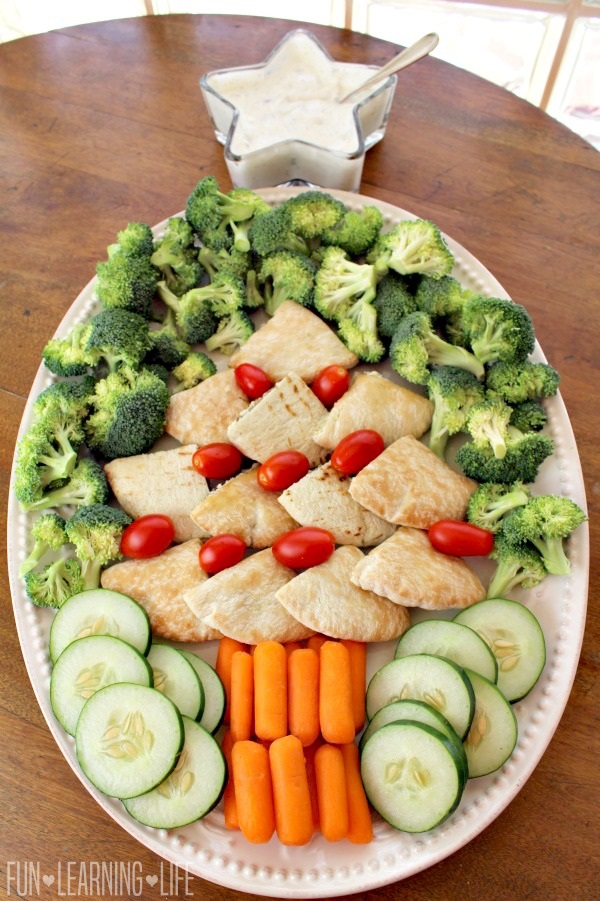 homemade-christmas-tree-food-platter-with-vegetable-dip