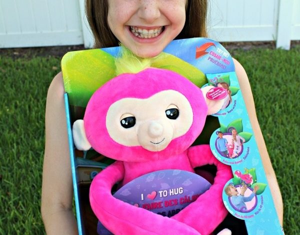 Check Out Fingerlings HUGS and Our New Friend Bella!
