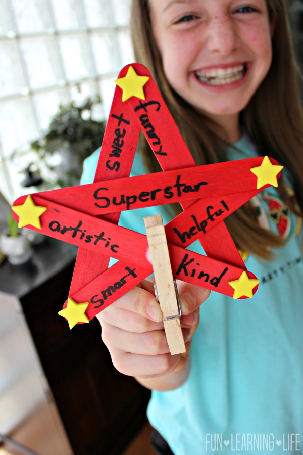 Display Kids School Work With This Superstar Paper Hanger Craft